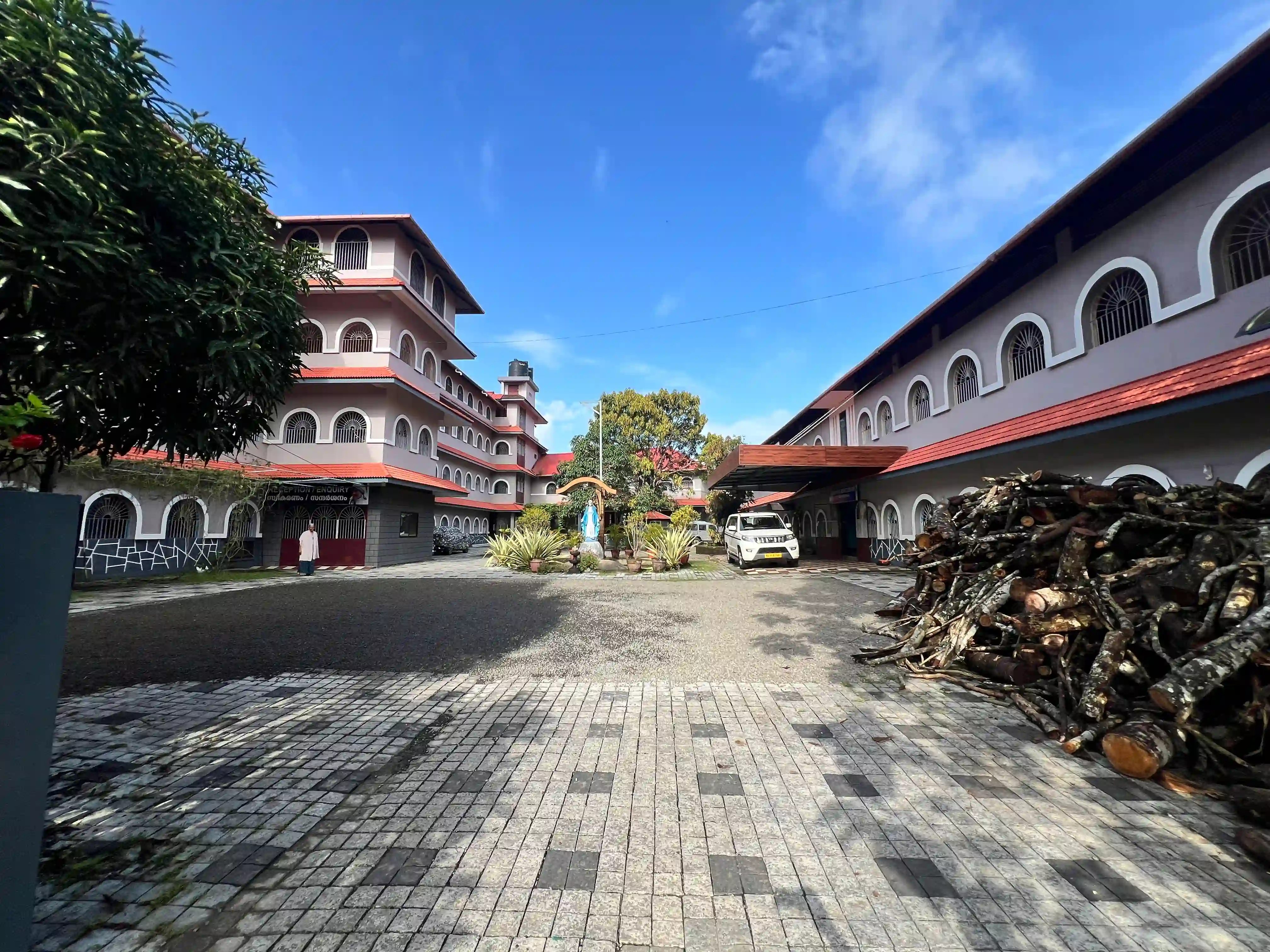 Another view of the courtyard, framed by the campus's arched corridors.